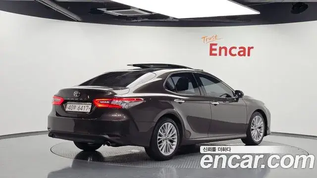 Toyota Camry 2018 — Фото 2/20