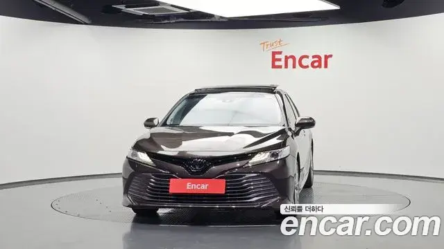Toyota Camry 2018 — Фото 3/20