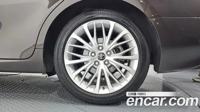 Toyota Camry 2018 — ფოტო 23/35