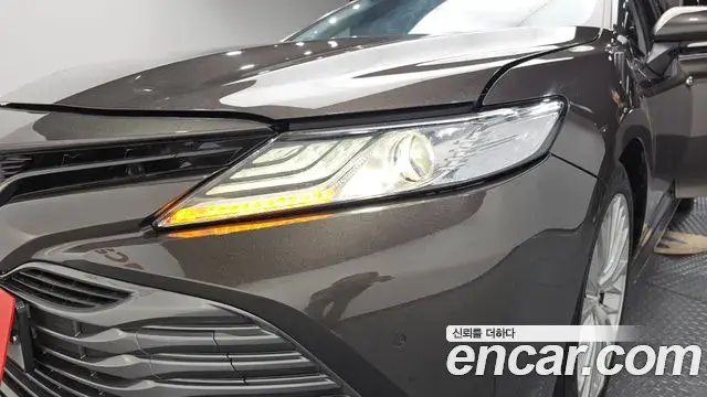 Toyota Camry 2018 — ფოტო 2/35