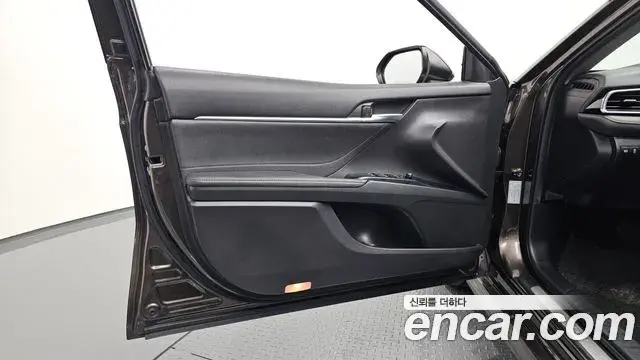 Toyota Camry 2018 — ფოტო 19/35