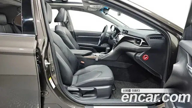 Toyota Camry 2018 — ფოტო 27/35