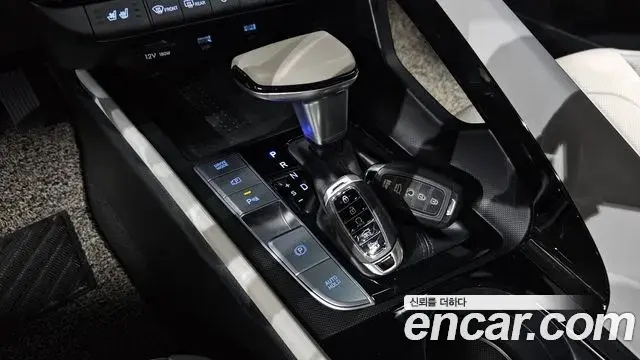 Hyundai The New Avante Hybrid 2021 — Photo 24/30