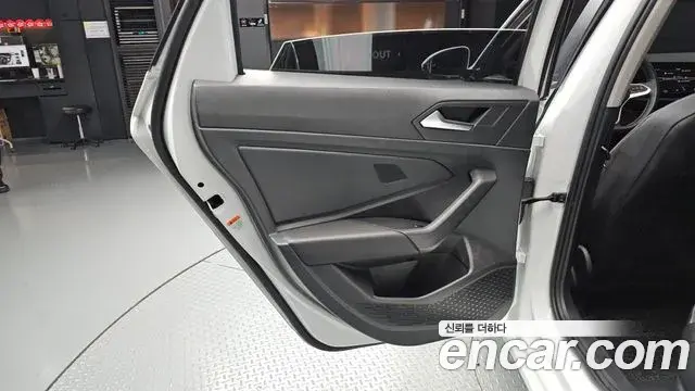 Volkswagen Jetta 2022 — ფოტო 14/33
