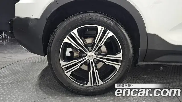 Volvo XC40 2020 — ფოტო 19/30