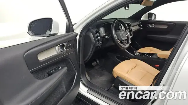 Volvo XC40 2020 — ფოტო 8/30