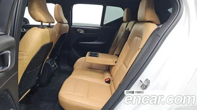 Volvo XC40 2020 — ფოტო 26/30