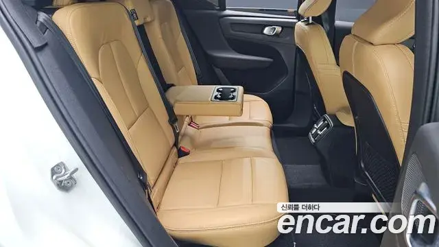 Volvo XC40 2020 — ფოტო 21/30