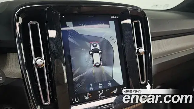 Volvo XC40 2020 — ფოტო 28/30