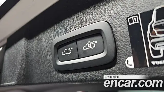 Volvo XC40 2020 — ფოტო 27/30