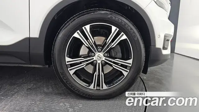 Volvo XC40 2020 — ფოტო 20/30