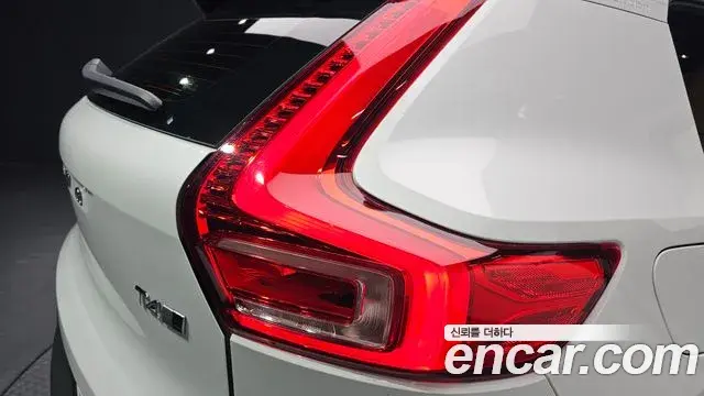 Volvo XC40 2020 — ფოტო 17/30