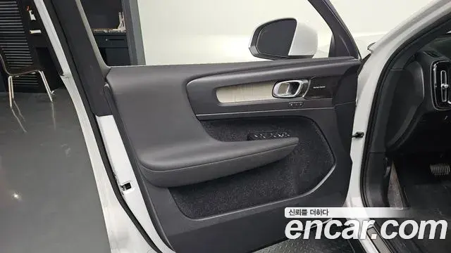 Volvo XC40 2020 — ფოტო 13/30