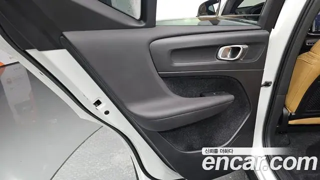 Volvo XC40 2020 — ფოტო 24/30