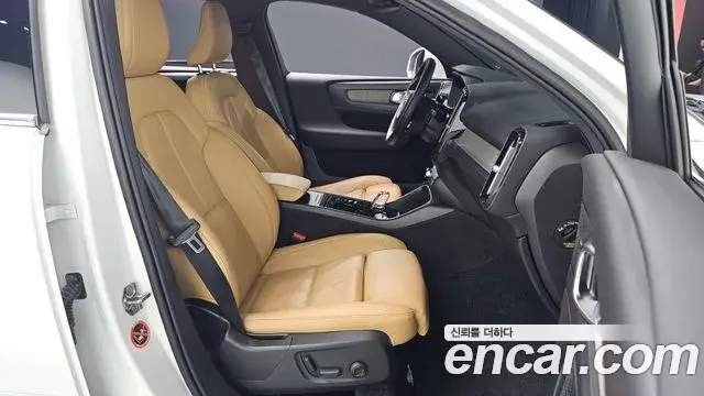 Volvo XC40 2020 — ფოტო 29/30