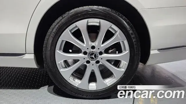 Mercedes-Benz E-Class 2019 — Photo 17/30