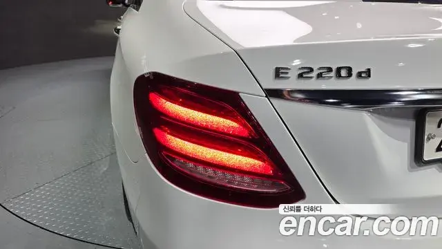 Mercedes-Benz E-Class 2019 — Photo 2/30