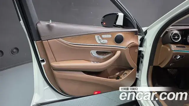 Mercedes-Benz E-Class 2019 — Photo 10/30