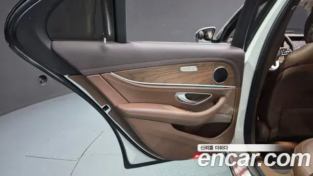 Mercedes-Benz E-Class 2019 — Photo 11/30