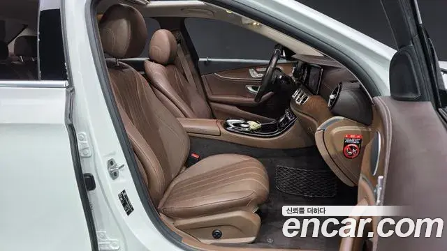 Mercedes-Benz E-Class 2019 — Photo 22/30