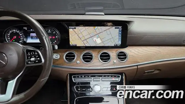 Mercedes-Benz E-Class 2019 — Photo 3/30