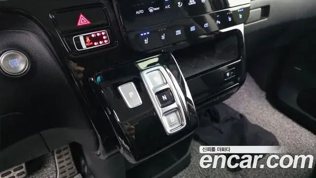Hyundai Staria 2025 — Фото 9/20