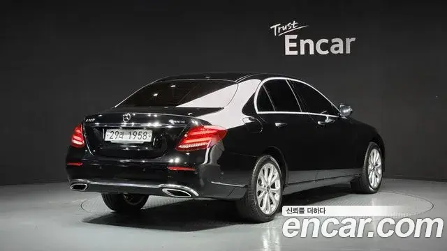 Mercedes-Benz E-Class 2018 — Photo 9/32