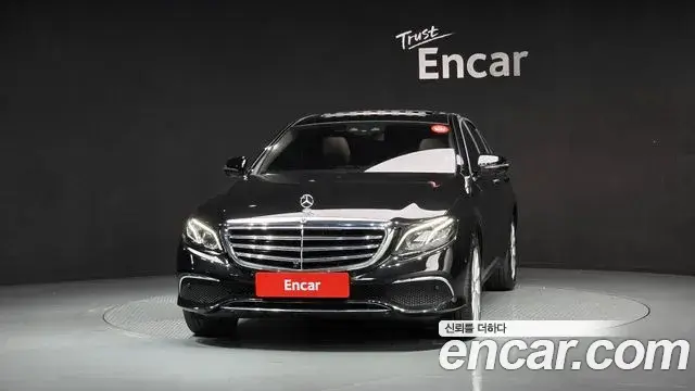 Mercedes-Benz E-Class 2018 — Photo 10/32