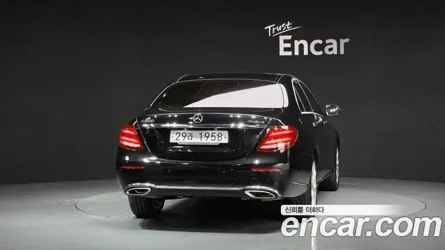 Mercedes-Benz E-Class 2018 — Photo 15/32
