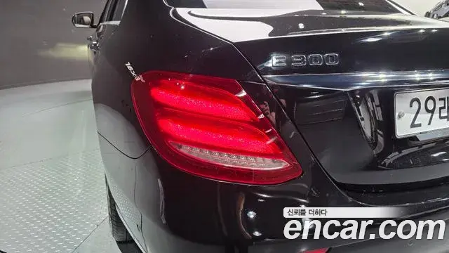 Mercedes-Benz E-Class 2018 — Photo 13/32