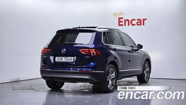 Volkswagen Tiguan 2018 — Şəkil 12/20