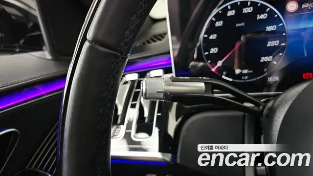 Mercedes-Benz S-Class 2023 — Photo 17/36