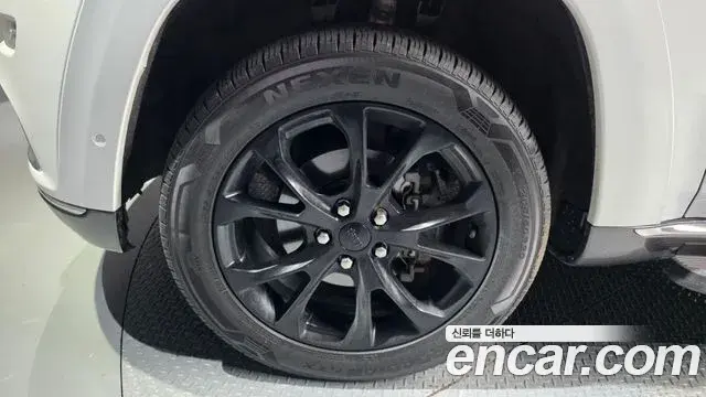 Jeep Grand Cherokee 2020 — Şəkil 23/38
