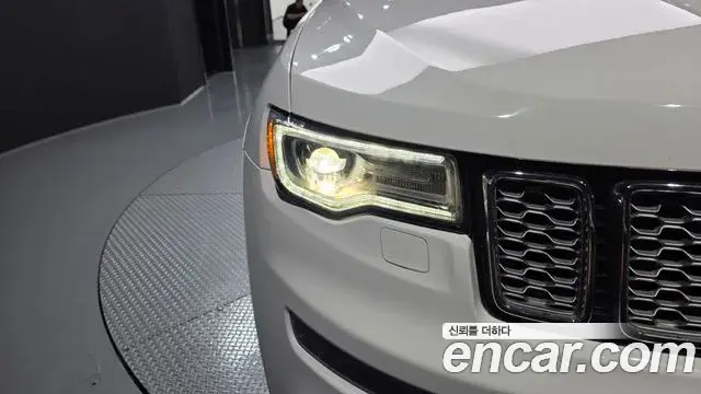Jeep Grand Cherokee 2020 — Şəkil 21/38