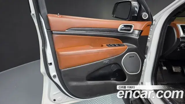 Jeep Grand Cherokee 2020 — Şəkil 16/38
