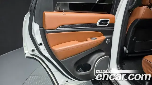 Jeep Grand Cherokee 2020 — Şəkil 20/38