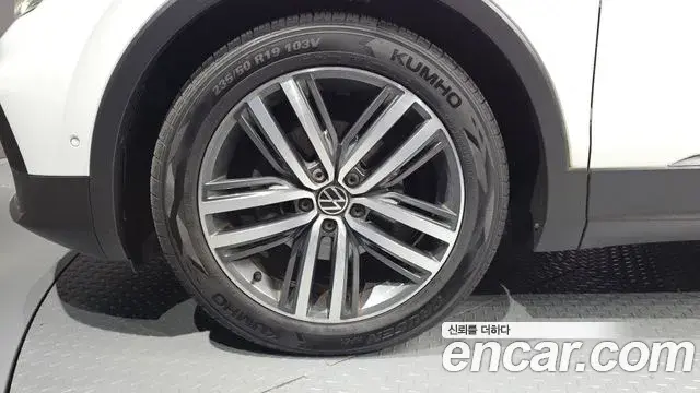 Volkswagen Tiguan 2022 — ფოტო 25/33