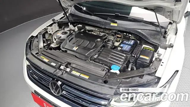 Volkswagen Tiguan 2022 — ფოტო 8/33
