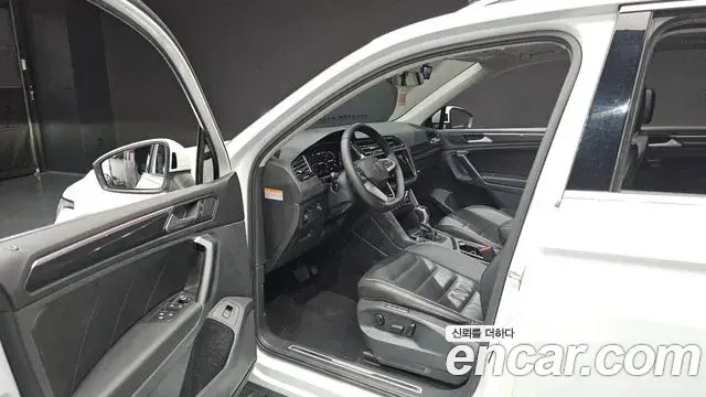 Volkswagen Tiguan 2022 — ფოტო 17/33