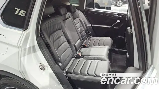 Volkswagen Tiguan 2022 — ფოტო 7/33