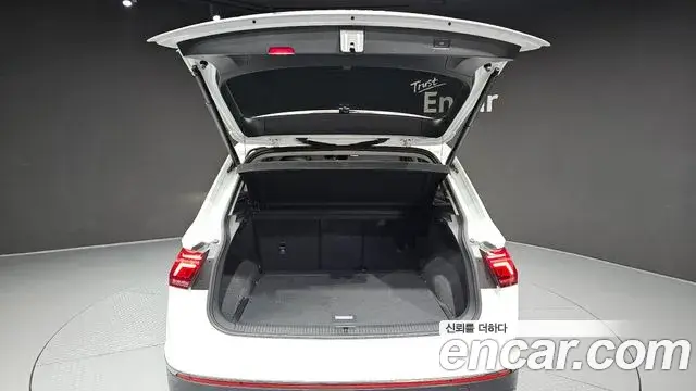 Volkswagen Tiguan 2022 — ფოტო 29/33