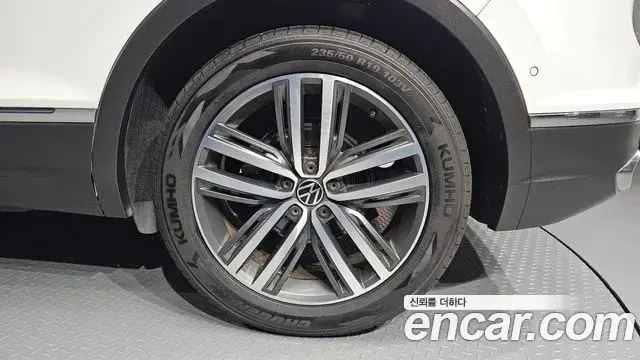 Volkswagen Tiguan 2022 — ფოტო 13/33