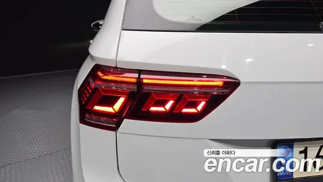 Volkswagen Tiguan 2022 — ფოტო 11/33