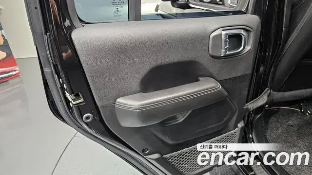 Jeep Wrangler 2021 — Şəkil 19/35