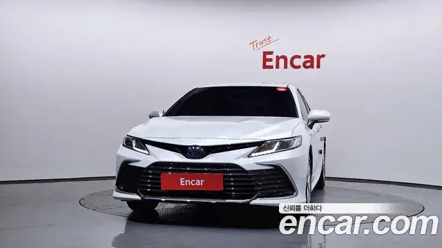 Toyota Camry 2023 — ფოტო 10/32