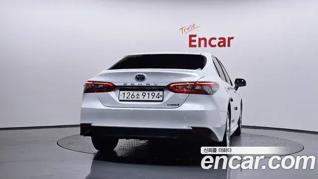 Toyota Camry 2023 — ფოტო 21/32