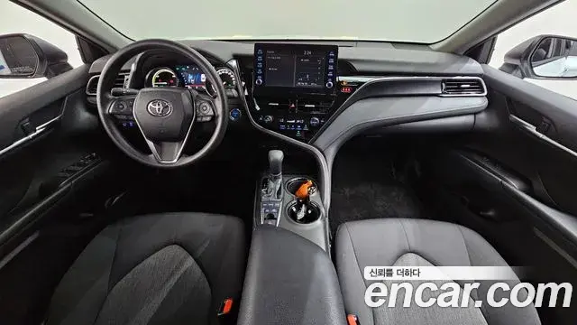 Toyota Camry 2023 — ფოტო 17/32