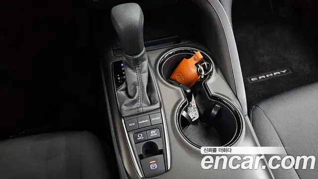 Toyota Camry 2023 — ფოტო 28/32