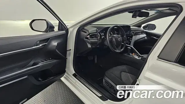 Toyota Camry 2023 — ფოტო 11/32