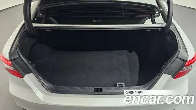 Toyota Camry 2023 — ფოტო 9/32